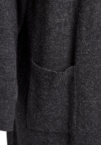 Dunkelgrauer Cardigan aus weichem, strukturiertem Stoff, mit einer sichtbaren aufgesetzten Tasche und leicht lockerer Passform.