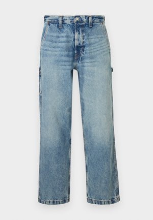 Lichtblauwe denim jeans met een relaxte pasvorm, rechte pijpen, vervaagde textuur en vijf zakken. Heeft een tailleband met riemlussen en stikselaccenten.