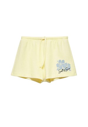 Shorts en maille jaune clair avec taille à cordon et motif fleur d’hibiscus bleu avec le texte « Salt & Sun » sur la jambe gauche.