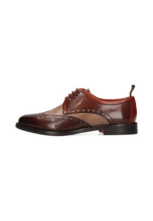 Brun tofarvet herresko i læder med brogue-detaljer, snørelukning og sort sål, vist fra siden på hvid baggrund.