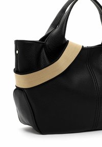 Borsa in pelle nera con finitura texturizzata, caratterizzata da una larga tracolla in tela beige e cuciture eleganti lungo i lati.