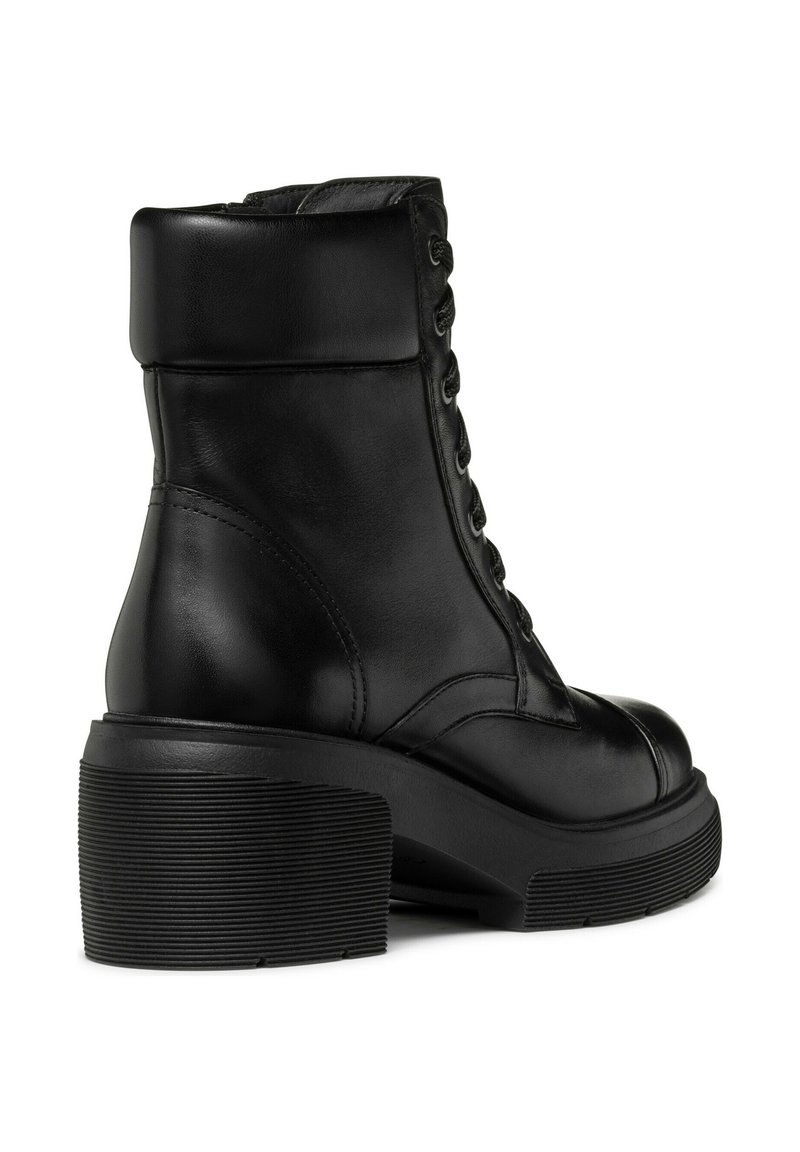 Botín de cuero negro hasta los tobillos con punta redonda, cordones en la parte delantera, cuello acolchado y un tacón de goma texturizado y grueso. Se muestra en vista lateral.