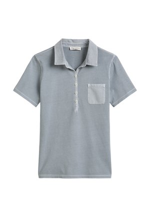 Lichtblauwe poloshirt van zacht materiaal, met een kraag, korte mouwen, een borstzak en een vijfknopenlijst.