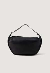 Sac en cuir noir avec une finition texturée, forme arrondie et une sangle mince. Dispose d'une fermeture éclair sur le dessus pour un rangement sécurisé.