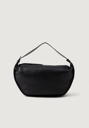 Sac en cuir noir avec une finition texturée, forme arrondie et une sangle mince. Dispose d'une fermeture éclair sur le dessus pour un rangement sécurisé.