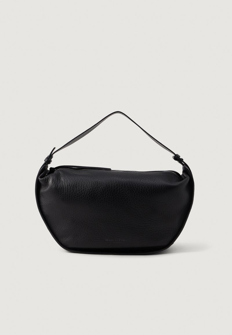 Sac en cuir noir avec une finition texturée, forme arrondie et une sangle mince. Dispose d'une fermeture éclair sur le dessus pour un rangement sécurisé.