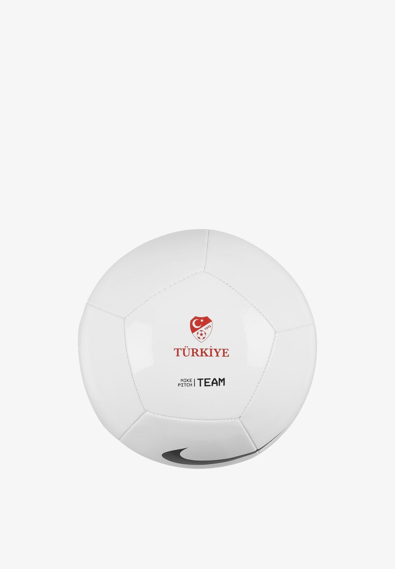 Weißer Fußball mit schwarzen Akzenten, versehen mit dem Schriftzug "TÜRKİYE" und einem logo der türkischen Flagge. Glatte Oberfläche mit einem klassischen pentagonalen Muster.