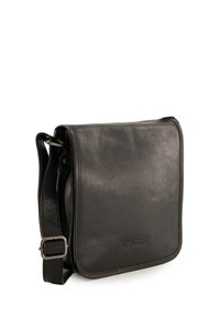 Sort læder crossbody taske med en glat tekstur. Har en klaffelukning og justerbar rem. Logoet er prentet på forsiden.