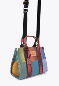 Borsa tote multicolore con design a patchwork, caratterizzata da bordi sfilacciati, doppio manico e una tracolla rimovibile. Tessuto testurizzato e etichetta con logo.