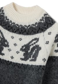 Gestrickter Pullover in Grau und Creme mit rundem Ausschnitt. Mit einem Muster aus Kaninchen und Schneeflocken, weicher Textur und kontrastierenden Farben.