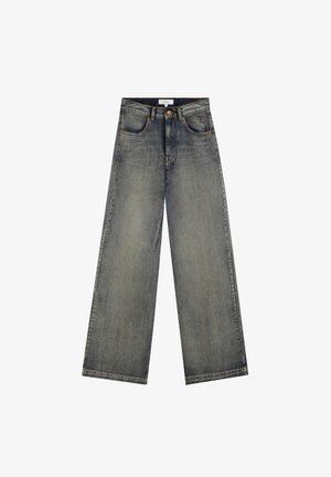 Jeans de pierna ancha en denim azul desgastado, que presentan un cierre de botón y cremallera, cinco bolsillos y costuras en contraste.
