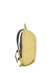 Zaino in tessuto giallo con una fodera in rete grigia testurizzata, spallacci regolabili e una tasca esterna per ulteriore spazio di stoccaggio. Forma arrotondata.