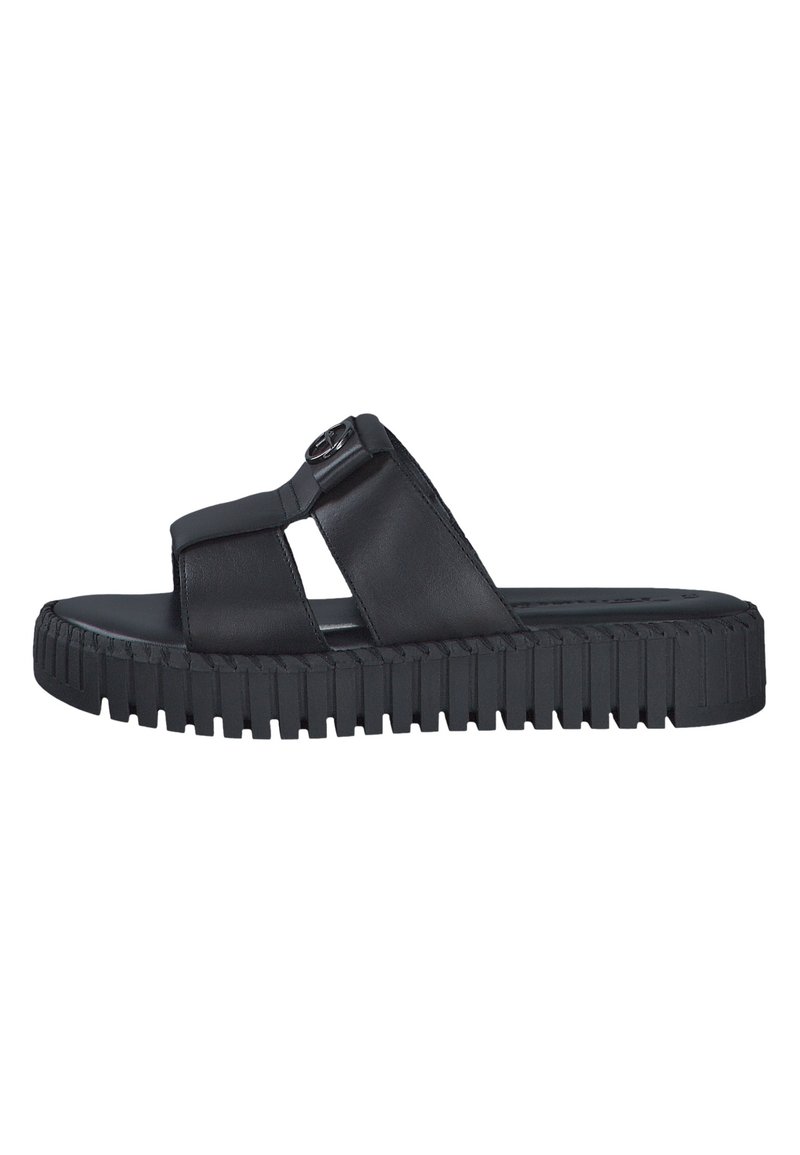 Sandalo nero senza cinturino con una fascia larga, materiale in pelle liscia, suola in gomma spessa con un motivo testurizzato e un dettaglio emblematico sulla fascia.