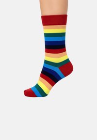 Bunte Socken mit horizontalen Streifen in Rot, Gelb, Blau und Grün, mit einem roten Bündchen. Hergestellt aus einem weichen, dehnbaren Material.