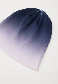 Gorro de punto con un degradado de azul marino oscuro a lavanda clara, que presenta una textura suave y una parte superior cosida con detalles sutiles.
