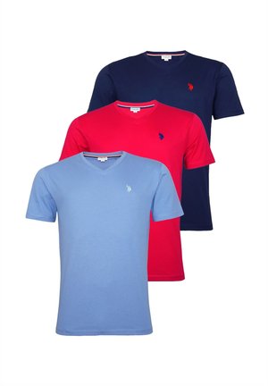 Tři trika s výstřihem do V v modré, červené a námořnické modři. Vyrobená z bavlny, s krátkými rukávy a malým vyšívaným logem na levé straně hrudi.