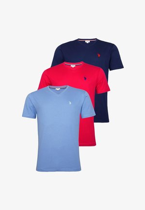 Három V-nyakú póló kék, piros és tengerészkék színekben. Pamutból készültek, rövid ujjúak, és a bal mellrészen kis hímzett logó található.