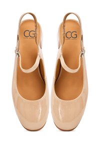 Scarpe slingback in pelle verniciata beige con punta arrotondata, cinturino alla caviglia e una finitura liscia e lucida. La soletta interna presenta una stampa con il logo.