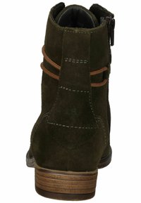 Stivale alla caviglia verde in suede con finitura texturizzata, dotato di cinture in pelle marrone e chiusura con zip, e tacco in legno impilato.
