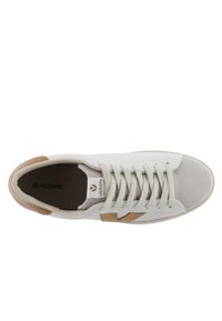 Sneakers bianchi con punta in suede e dettagli coordinati, linguetta sul tallone marrone e chiusura con lacci tradizionale. Logo visibile sulla soletta.