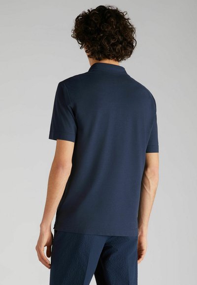 Granatowa koszulka polo z krótkim rękawem, klasycznym kołnierzykiem i gładkim materiałem. Tył prezentuje dopasowany krój oraz minimalne detale projektowe.