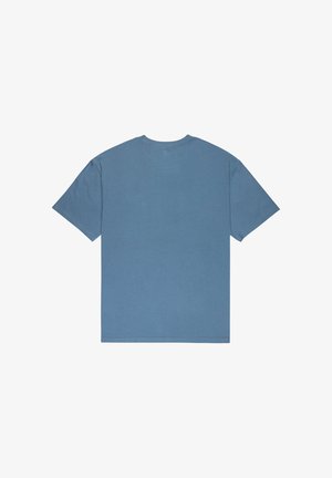Effen blauwe katoenen T-shirt met korte mouwen, van achteren weergegeven, met een ronde halslijn op een witte achtergrond.