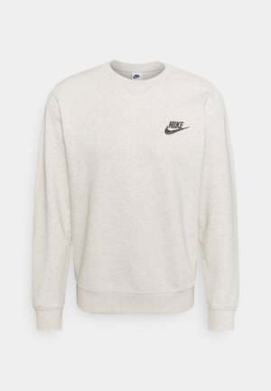 Sweat-shirt Nike gris clair à manches longues avec poignets et ourlet côtelés, présentant un petit logo Nike noir sur le côté gauche de la poitrine.