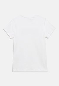 Λευκό βαμβακερό t-shirt με κοντά μανίκια, λαιμόκοψη στρογγυλή και λεία υφή. Το λογότυπο της μάρκας είναι ανάγλυφο στην πλάτη.