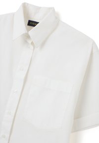 White short-sleeve button-up shirt with a collar and left chest pocket, made of a smooth cotton fabric. Plain design, no patterns.