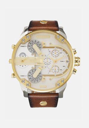 Goldene und silberne Multi-Zeitzonen-Armbanduhr mit weißen Zifferblättern, braunem Lederarmband, mehreren Unterzifferblättern und drei seitlichen Einstellkronen.