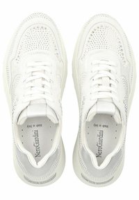 Hvide sneakers med perforet ruskind og skinnende accenter, der har et snørebåndsdesign og en polstret sål. Brandlogoet er synligt indeni.