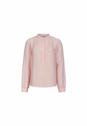 Lichtroze blouse met lange mouwen, geplooide voorkant, opstaande kraag en knoopsluiting. Gemaakt van een gladde, lichte stof.