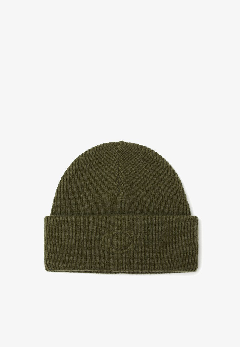 Gorro de punto verde oliva con textura acanalada, que presenta un borde doblado y un logotipo en relieve en la parte frontal.