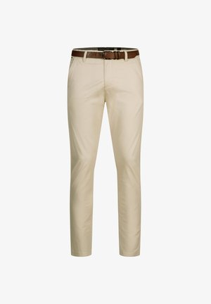Beżowe spodnie o dopasowanym kroju z bocznymi kieszeniami oraz brązowym skórzanym paskiem z metalową klamrą, przedstawione na białym tle.
