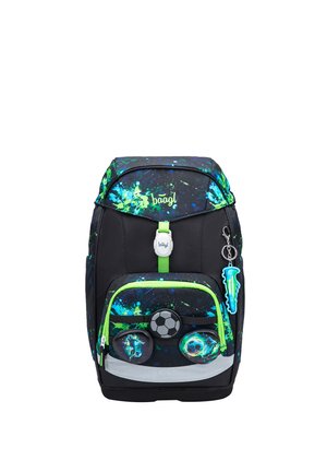 Schwarzer Rucksack mit blau-grünem Spritzdesign, Fußball-Emblem, reflektierendem Streifen und schuhförmigem Schlüsselanhänger am Reißverschluss der Vordertasche.