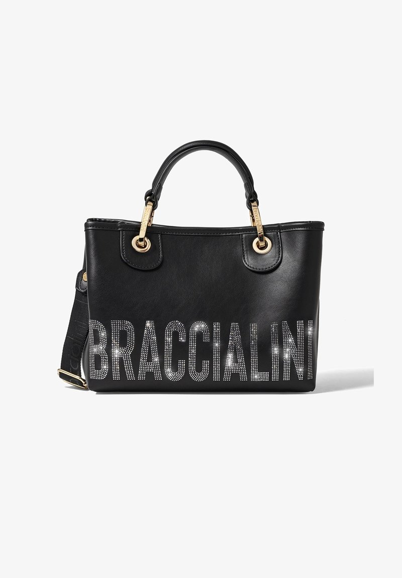 Sac en cuir noir avec deux poignées supérieures, quincaillerie dorée et ornement en strass épelant "BRACCIALINI" sur le devant. Il comprend une bandoulière détachable.
