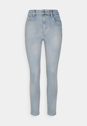 Lichtblauwe, high waist skinny jeans met knoop, rits en vijfzakstijl aan de voorkant op een witte achtergrond.