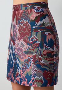 Gewebter Rock mit einem mehrfarbigen abstrakten Muster in Burgunderrot, Blau, Grün und Pink; strukturierter Bund und glatte Textur.