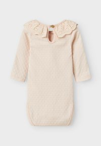 Bodysuit pour bébé à manches longues de couleur rose pâle, en tissu texturé, avec un col à volants en dentelle, fermeture à boutons au dos et ouverture en forme de clé au niveau du col.