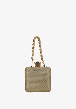 Bolso clutch cuadrado tono dorado con exterior de patrón texturizado en forma de diamante, un cierre con gemas transparentes y una cadena decorativa como correa.