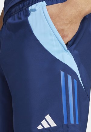 Marineblauwe sportshorts met een lichtblauwe zijstrook, elastische tailleband en drie verticale blauwe strepen met een witte logodetail.