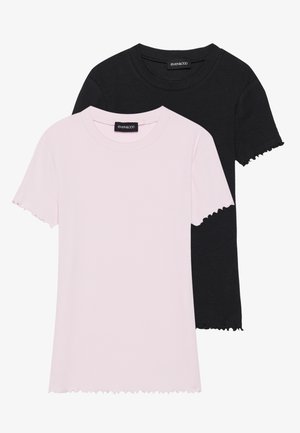 Dos camisetas de manga corta, una rosa y una negra, con tela acanalada y dobladillos festoneados, que presentan un escote redondo y una etiqueta visible.