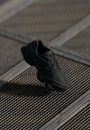 U9060 UNISEX - Baskets basses - black cement