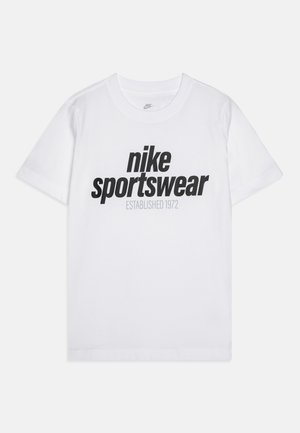 Bílý bavlněný tričko s černým textem "nike sportswear" a "ESTABLISHED 1972" níže v moderním písmu. Krátké rukávy a design s kulatým výstřihem.