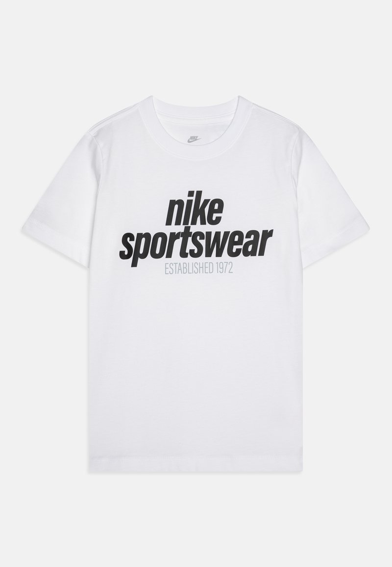 Λευκό βαμβακερό μπλουζάκι με μαύρο κείμενο "nike sportswear" και "ESTABLISHED 1972" από κάτω σε μοντέρνα γραμματοσειρά. Στραφταριστά μανίκια και σχέδιο με στρογγυλή λαιμόκοψη.