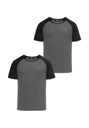 Twee T-shirts met korte mouwen, met een grijze romp en zwarte raglanmouwen; gemaakt van zachte stof, met een ronde hals.