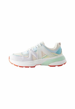 Sportiniai sneakersai su balta tinkline viršutine dalimi, šviesiai mėlynais ir švelniai žaliais akcentais, oranžine guma padanga ir išryškintais geometriniais dizaino elementais.