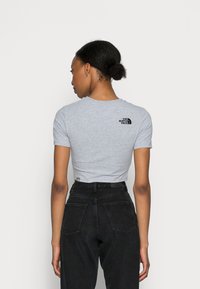 The North Face W ESSENTIAL CROPPED SLIM SHORT SLEEVE TEE - T-shirt estampada - light grey heather