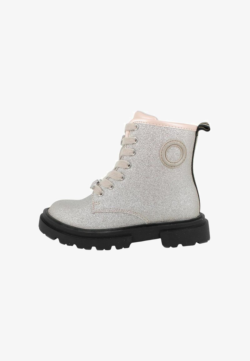Stivale alla caviglia con lacci in paillettes argento, suola chunky nera e dettaglio a toppa circolare sul lato.