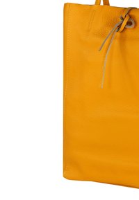 Gelbe Leder-Shopper-Tasche mit strukturierter Oberfläche, ausgestattet mit einem Kordelzug-Verschluss und dezenten Nahtdetails. Geräumiges Design für vielseitige Verwendung.